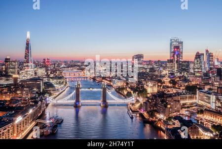 London City, Tower Bridge, The Shard und die Themse. Blick aus der Vogelperspektive über die Tower Bridge in Richtung Stadt und Finanzviertel bei Sonnenuntergang Stockfoto
