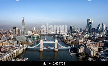 London City, Tower Bridge, The Shard und die Themse. Blick aus der Vogelperspektive über die Turmbrücke in Richtung Stadt und Finanzviertel bei hellem Licht Stockfoto