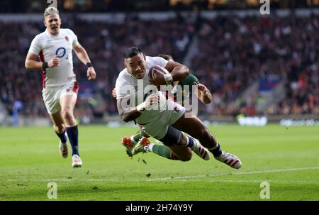 London, Großbritannien. 20th. November 2021, Rugby Union, Autumn Nations Series International, England gegen Südafrika, Twickenham, 2021, 20/11/2021 Manu Tuilagi aus England gibt den ersten Versuch zurück Credit:Paul Harding/Alamy Live News Stockfoto