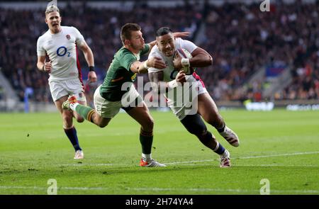 London, Großbritannien. 20th. November 2021, Rugby Union, Autumn Nations Series International, England gegen Südafrika, Twickenham, 2021, 20/11/2021 Manu Tuilagi aus England gibt den ersten Versuch zurück Credit:Paul Harding/Alamy Live News Stockfoto