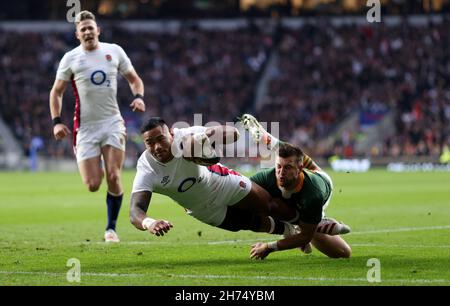 London, Großbritannien. 20th. November 2021, Rugby Union, Autumn Nations Series International, England gegen Südafrika, Twickenham, 2021, 20/11/2021 Manu Tuilagi aus England gibt den ersten Versuch zurück Credit:Paul Harding/Alamy Live News Stockfoto