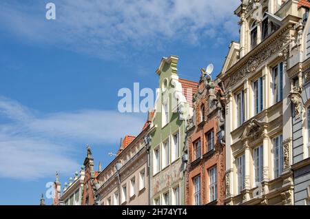 Gdańsk, pomorskie voivodship, Polen; 15th. August 2021: Eklektische Stadthäuser in der Altstadt von Danzig mit einer einzigartigen Mischung aus archivischen Details Stockfoto