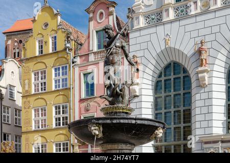 Danzig, Pomorskie Woiwodschaft, Polen; 15th. August 2021: Wahrzeichen von Gansk: Neptun mit Dreizackbrunnen auf dem Dlugi Targ Platz Stockfoto