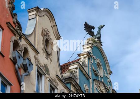 Danzig, pomorskie voivodship, Polen; 15th. August 2021: Danziger Altstadtgebäude mit bunten Fassaden und eklektischem Dachboden-Stil Stockfoto