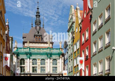 Danzig, Pomorskie Woiwodschaft, Polen; 15th. August 2021: Gdańsk alte Stadtbauten mit bunten Fassaden und das Goldene Tor werden renoviert Stockfoto