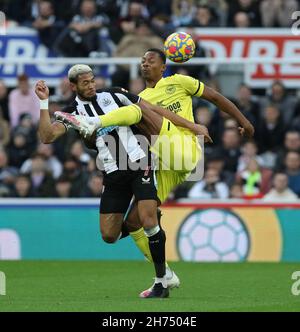 Newcastle, Großbritannien. NOV 20th Ethan Pinnock von Brentford und Joelinton von Newcastle United in Aktion während des Premier League-Spiels zwischen Newcastle United und Brentford im St. James's Park, Newcastle am Samstag, 20th. November 2021. (Kredit: Will Matthews | MI News) Kredit: MI News & Sport /Alamy Live News Stockfoto