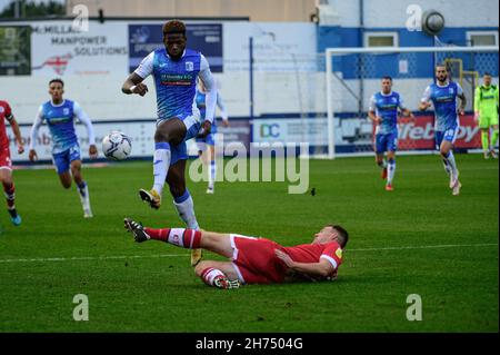 BARROW IN FURNESS, GBR. NOV 24th Tony Craig vom Crawley Town FC tagt Offrande Zanzala vom Barrow FC während des Sky Bet League 2-Spiels zwischen Barrow und Crawley Town in der Holker Street, Barrow-in-Furness am Samstag, den 20th. November 2021. (Kredit: Ian Charles | MI News) Kredit: MI News & Sport /Alamy Live News Stockfoto