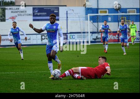 BARROW IN FURNESS, GBR. NOV 24th Tony Craig vom Crawley Town FC tagt Offrande Zanzala vom Barrow FC während des Sky Bet League 2-Spiels zwischen Barrow und Crawley Town in der Holker Street, Barrow-in-Furness am Samstag, den 20th. November 2021. (Kredit: Ian Charles | MI News) Kredit: MI News & Sport /Alamy Live News Stockfoto