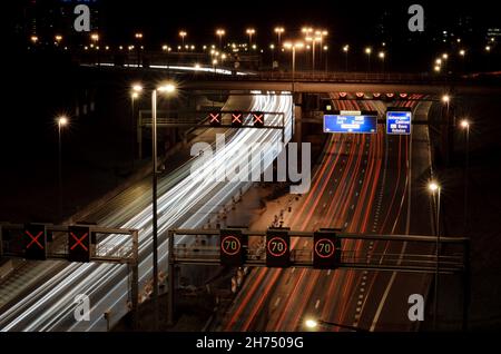 Langaufnahme der Autobahn in Antwerpen mit leichten Spuren vorbeifahrenden Autos Stockfoto