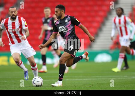 Stoke on Trent, Großbritannien. 20th. November 2021. Peterborough United Verteidiger Nathan Thompson (4) während des Spiels der EFL Sky Bet Championship zwischen Stoke City und Peterborough United im bet365 Stadium, Stoke-on-Trent, England am 20. November 2021. Foto von Jurek Biegus. Nur zur redaktionellen Verwendung, Lizenz für kommerzielle Nutzung erforderlich. Keine Verwendung bei Wetten, Spielen oder Veröffentlichungen einzelner Clubs/Vereine/Spieler. Kredit: UK Sports Pics Ltd/Alamy Live Nachrichten Stockfoto