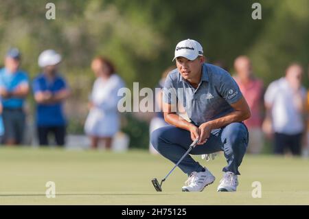 Colin Morikawa aus den USA stellt sich am 20. November 2021 beim DP World Tour Championship Day 3 in Jumeirah Golf Estates, Dubai, VAE, einem Putt am zwölften Loch an. Foto von Grant Winter. Nur zur redaktionellen Verwendung, Lizenz für kommerzielle Nutzung erforderlich. Keine Verwendung bei Wetten, Spielen oder Veröffentlichungen einzelner Clubs/Vereine/Spieler. Kredit: UK Sports Pics Ltd/Alamy Live Nachrichten Stockfoto