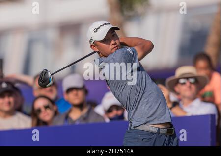 Colin Morikawa aus den USA schlägt am 3. November 2021 am 14. Loch während des DP World Tour Championship Day 20 in Jumeirah Golf Estates, Dubai, VAE, ab. Foto von Grant Winter. Nur zur redaktionellen Verwendung, Lizenz für kommerzielle Nutzung erforderlich. Keine Verwendung bei Wetten, Spielen oder Veröffentlichungen einzelner Clubs/Vereine/Spieler. Kredit: UK Sports Pics Ltd/Alamy Live Nachrichten Stockfoto