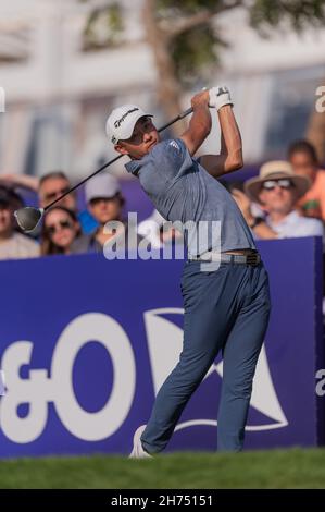 Colin Morikawa aus den USA schlägt am 3. November 2021 am 14. Loch während des DP World Tour Championship Day 20 in Jumeirah Golf Estates, Dubai, VAE, ab. Foto von Grant Winter. Nur zur redaktionellen Verwendung, Lizenz für kommerzielle Nutzung erforderlich. Keine Verwendung bei Wetten, Spielen oder Veröffentlichungen einzelner Clubs/Vereine/Spieler. Kredit: UK Sports Pics Ltd/Alamy Live Nachrichten Stockfoto