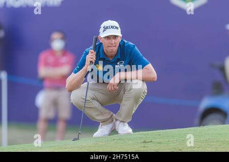 John Catlin aus den USA stellt sich am 20. November 2021 beim DP World Tour Championship Day 3 in Jumeirah Golf Estates, Dubai, Vereinigte Arabische Emirate, an einem Putt am achtzehnten Loch an. Foto von Grant Winter. Nur zur redaktionellen Verwendung, Lizenz für kommerzielle Nutzung erforderlich. Keine Verwendung bei Wetten, Spielen oder Veröffentlichungen einzelner Clubs/Vereine/Spieler. Kredit: UK Sports Pics Ltd/Alamy Live Nachrichten Stockfoto