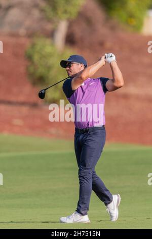 Paul Casey aus England spielt während des DP World Tour Championship Day 3 am 20. November 2021 in Jumeirah Golf Estates, Dubai, VAE, einen Schuss ins Grün am 18. Loch. Foto von Grant Winter. Nur zur redaktionellen Verwendung, Lizenz für kommerzielle Nutzung erforderlich. Keine Verwendung bei Wetten, Spielen oder Veröffentlichungen einzelner Clubs/Vereine/Spieler. Kredit: UK Sports Pics Ltd/Alamy Live Nachrichten Stockfoto