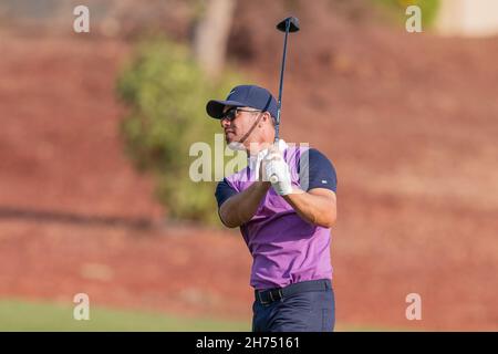 Paul Casey aus England spielt während des DP World Tour Championship Day 3 am 20. November 2021 in Jumeirah Golf Estates, Dubai, VAE, einen Schuss ins Grün am 18. Loch. Foto von Grant Winter. Nur zur redaktionellen Verwendung, Lizenz für kommerzielle Nutzung erforderlich. Keine Verwendung bei Wetten, Spielen oder Veröffentlichungen einzelner Clubs/Vereine/Spieler. Kredit: UK Sports Pics Ltd/Alamy Live Nachrichten Stockfoto