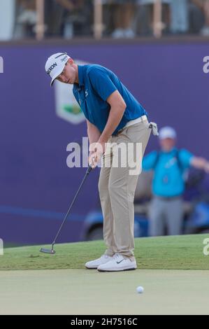 John Catlin aus den USA puttet am 3. November 2021 beim DP World Tour Championship Day 20 in Jumeirah Golf Estates, Dubai, VAE, am 18. Loch. Foto von Grant Winter. Nur zur redaktionellen Verwendung, Lizenz für kommerzielle Nutzung erforderlich. Keine Verwendung bei Wetten, Spielen oder Veröffentlichungen einzelner Clubs/Vereine/Spieler. Kredit: UK Sports Pics Ltd/Alamy Live Nachrichten Stockfoto