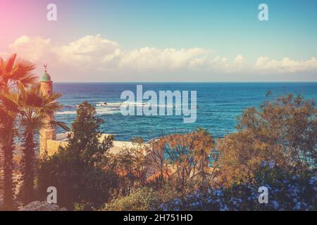 Blick auf das Meer und die Al Bahr Moschee vom Hügel in Tel Aviv-Jaffa, Israel Stockfoto