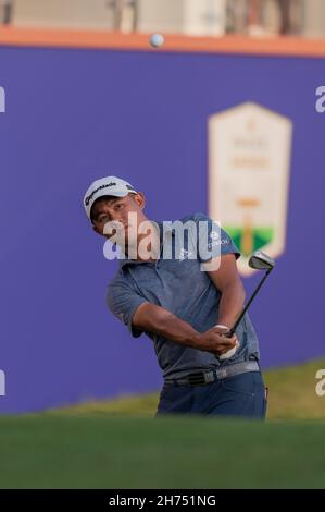 Colin Morikawa aus den USA fährt am 20. November 2021 im Jumeirah Golf Estates, Dubai, VAE, beim DP World Tour Championship Day 3 auf das Grün am 18. Loch. Foto von Grant Winter. Nur zur redaktionellen Verwendung, Lizenz für kommerzielle Nutzung erforderlich. Keine Verwendung bei Wetten, Spielen oder Veröffentlichungen einzelner Clubs/Vereine/Spieler. Kredit: UK Sports Pics Ltd/Alamy Live Nachrichten Stockfoto