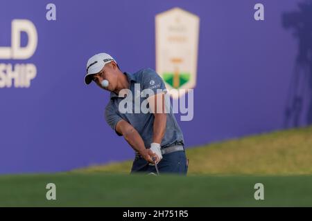 Colin Morikawa aus den USA fährt am 20. November 2021 im Jumeirah Golf Estates, Dubai, VAE, beim DP World Tour Championship Day 3 auf das Grün am 18. Loch. Foto von Grant Winter. Nur zur redaktionellen Verwendung, Lizenz für kommerzielle Nutzung erforderlich. Keine Verwendung bei Wetten, Spielen oder Veröffentlichungen einzelner Clubs/Vereine/Spieler. Kredit: UK Sports Pics Ltd/Alamy Live Nachrichten Stockfoto