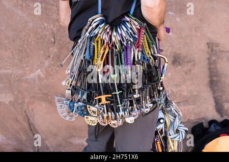 Nüsse, Keile und Nocken auf einer Schlinge eines Kletterers an der Wall Street in der Nähe von Moab, Utah. Stockfoto