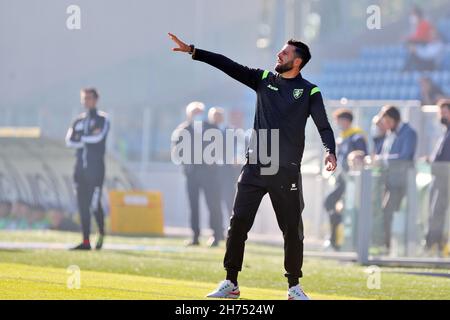 Frosinone, Italien. 20th. November 2021. FROSINONE, ITALIEN - November 20 : Cheftrainer Fabio Grosso von Frosinone Gesten während der italienischen Serie A Fußballspiel zwischen Frosinone und Lecce im Stadio Benito Stirpe am 20. November 2021 in Frosinone Italien Kredit: Unabhängige Fotoagentur/Alamy Live News Stockfoto