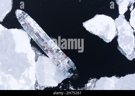 Das Schiff liegt im Meer zwischen dem Eis. Stockfoto