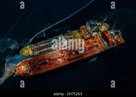 Zwei Tanker in der Nacht stehen in der Nähe in jungen Eis. Aufnahmen aus der Luft. Stockfoto