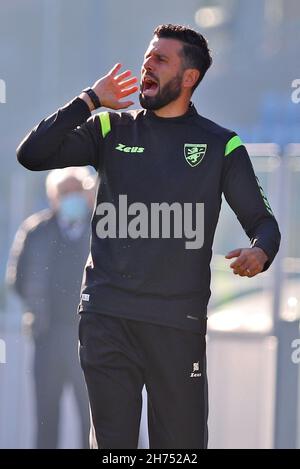 FROSINONE, ITALIEN - November 20 : Cheftrainer Fabio Grosso von Frosinone zeigt während des Fußballmatches der italienischen Serie A zwischen Frosinone und Lecce im Stadio Benito Stirpe &#XA am 20,2021. November in Frosinone Italien Stockfoto