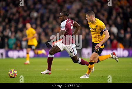 Michail Antonio von West Ham United (links) und Conor Coady von Wolverhampton Wanderers in Aktion während des Premier League-Spiels im Molineux Stadium, Wolverhampton. Bilddatum: Samstag, 20. November 2021. Stockfoto