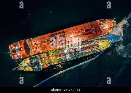 Zwei Tanker in der Nacht stehen in der Nähe in jungen Eis. Aufnahmen aus der Luft. Stockfoto