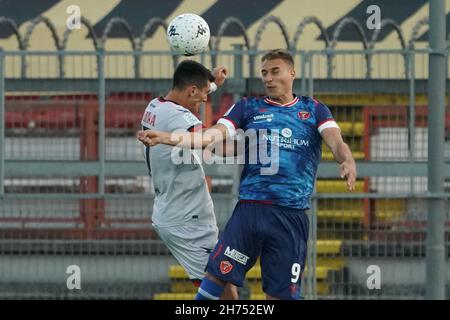 Stadio Renato Curi, Perugia, Italien, 20. November 2021, De luca manuel (n. 09 perugia calcio)&#XA; gegen molina salvatore (n.17 fc crotone) während des AC Perugia gegen FC Crotone - Italienische Fußballmeisterschaft BKT Stockfoto