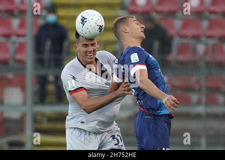 Stadio Renato Curi, Perugia, Italien, 20. November 2021, molina salvatore (n.17 fc crotone) gegen de luca manuel (n. 09 perugia calcio) während des AC Perugia gegen FC Crotone - Italienische Fußballmeisterschaft Liga BKT Stockfoto