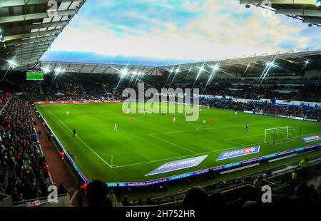 Swansea.com Stadium, Swansea, Großbritannien. 20th. November 2021. EFL Championship Football, Swansea versus Blackpool; Eine allgemeine Ansicht von innen Swansea.com Stadion in der ersten Hälfte Credit: Action Plus Sports/Alamy Live News Stockfoto
