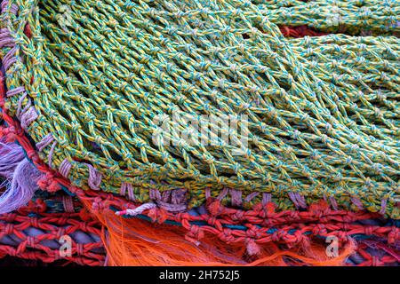 Fischernetz auf einem Fischerboot Deck. Nahaufnahme. Stockfoto