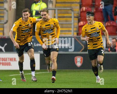 Sam Smith #10 von Cambridge United feiert sein Ziel, es 2-1 zu schaffen Stockfoto