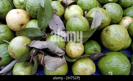 Um einen Haufen Guava auf dem Straßenmarkt in indien zu verkaufen Stockfoto