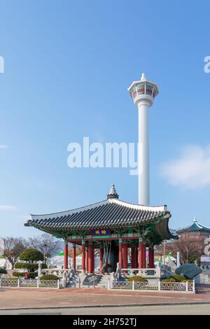 Busan, Südkorea - 28. November 2015: Der Yongdusan Park mit dem Busan Tower. Ein Pavillon im Park. Stockfoto