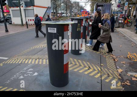 Berlin, Deutschland. 20th. November 2021. In Vorbereitung auf den Weihnachtsmarkt 2018 wurden der Breitscheidplatz und seine Umgebung gegen weitere Terroranschläge in Berlin am 20. November 2021 befestigt. (Foto: Michael Kuenne/PRESSCOV/Sipa USA) Quelle: SIPA USA/Alamy Live News Stockfoto