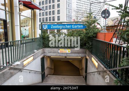 Berlin, Deutschland. 20th. November 2021. U-Bahn-Station in der Nähe des Berliner Zoologischen Gartens in Berlin, Deutschland, am 20. November 2021. (Foto: Michael Kuenne/PRESSCOV/Sipa USA) Quelle: SIPA USA/Alamy Live News Stockfoto