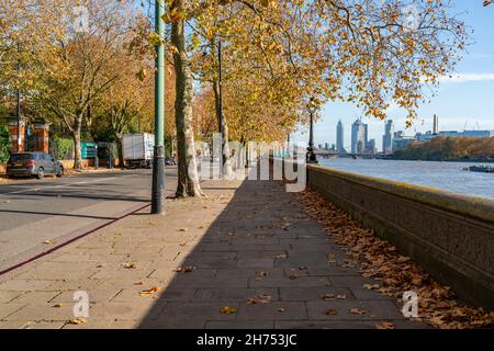 LONDON, Großbritannien - 11. NOVEMBER 2021: Blick auf das Chelsea Embankment entlang der Themse an einem sonnigen Herbsttag Stockfoto
