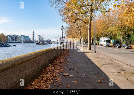 LONDON, Großbritannien - 11. NOVEMBER 2021: Blick auf das Chelsea Embankment entlang der Themse an einem sonnigen Herbsttag Stockfoto