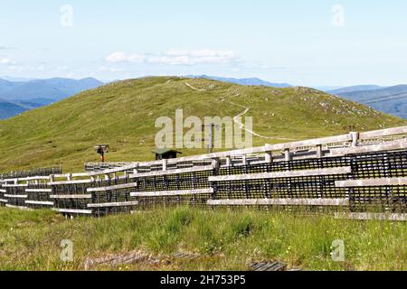 Die Südhänge von Ben Nevis und Carn Mor Dearg aus dem Finnisch-aig-Standpunkt - Schottland, Großbritannien - 20th. Juli 2021 Stockfoto