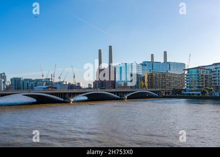 LONDON, Großbritannien - 11. NOVEMBER 2021: Blick auf ein legendäres, unter Denkmalschutz gesetztes Battersea-Kraftwerk und die Battersea Reach Development über die Themse. Stockfoto