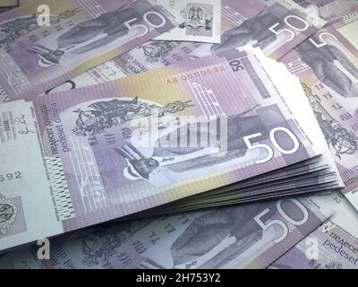 Geld Serbiens. Serbische Dinar-Rechnungen. RSD-Banknoten. 50 Dinari. Handel, Finanzen, Nachrichten Hintergrund. 3d-Illustration. Stockfoto