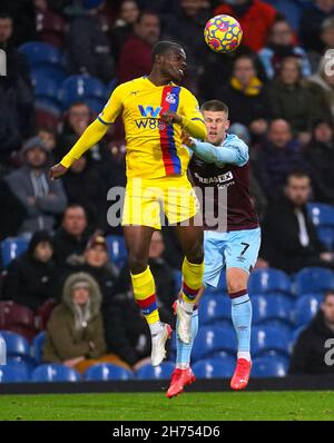 Tyrick Mitchell (links) von Crystal Palace und Johann Berg Gudmundsson von Burnley kämpfen während des Premier League-Spiels in Turf Moor, Burnley, um den Ball. Bilddatum: Samstag, 20. November 2021. Stockfoto