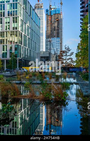 LONDON, Großbritannien - 11. NOVEMBER 2021: Skyline von London mit modernen Bürogebäuden im Nine Elms-Viertel im Bau Stockfoto