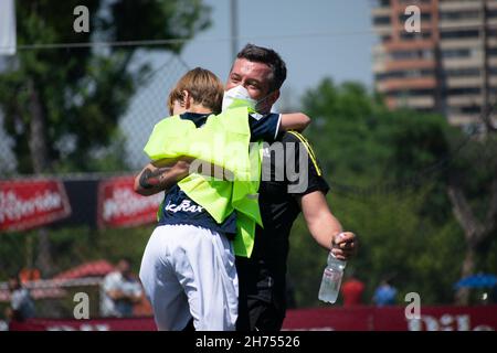 Santiago, Metropolitana, Chile. 20th. November 2021. Der Mitte-Rechts-Präsidentschaftskandidat SebastiÃ¡n Sichel feiert mit seinem Sohn ein Tor bei einem Fußballspiel am Tag vor den Präsidentschaftswahlen in Chile. (Bild: © Matias Basualdo/ZUMA Press Wire) Stockfoto