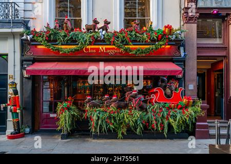 LONDON, Großbritannien - NOVEMBER 11 2021: Das Clos Maggiore, ein modernes französisches Restaurant im Londoner Covent Garden, wird zu Weihnachten dekoriert. Stockfoto
