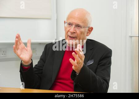 Professor Richard Portes CBE Professor für Wirtschaftswissenschaften an der London Business School im Gespräch Stockfoto